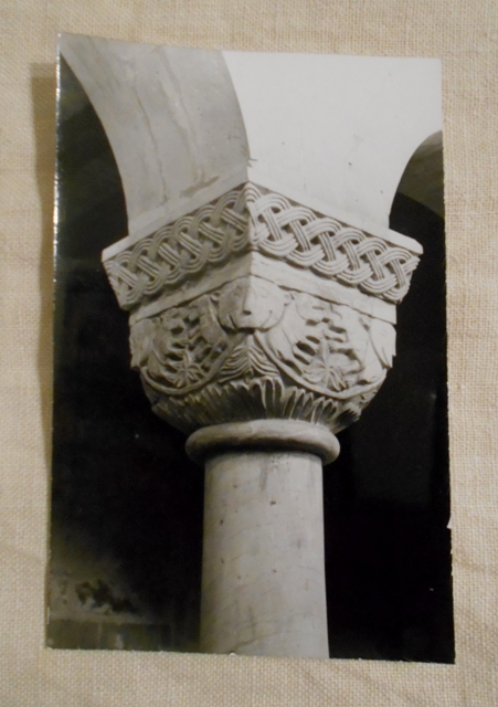 Dobová fotografie - hlavice sloupu - černobílá