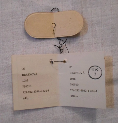 Závěsná maloobchodní etiketa Kožiarské závody Liptovský Mikuláš Pravá koža - 1988