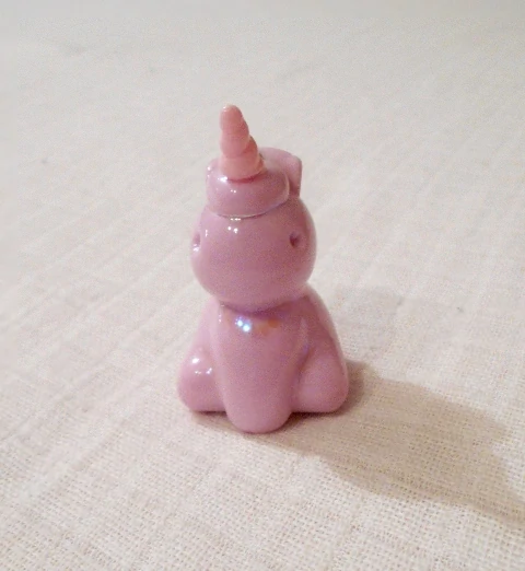 Přívěšek Růžový jednorožec porcelánový s kovovým očkem 6 cm - používaný
