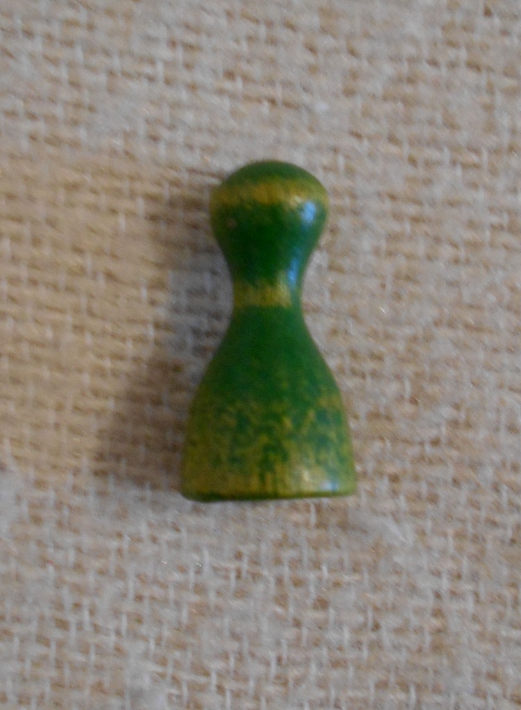 Hrací figurka dřevěná v zelené barvě - starší provedení