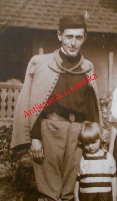 Dobová fotografie Sokol ve stejnokroji s rodinou