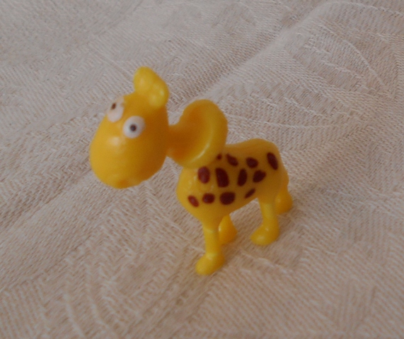 Dětská figurka - žirafa s uzlem na krku - 4 cm