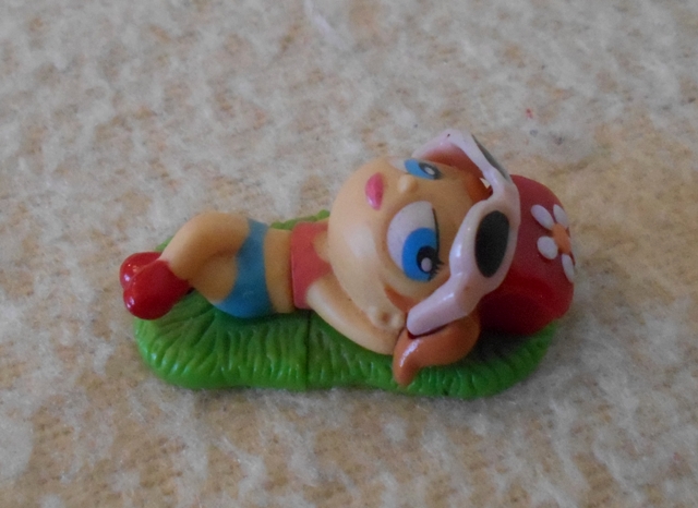 Dětská figurka - Dívka na paloučku - Kinder Surprise - 4,5 cm