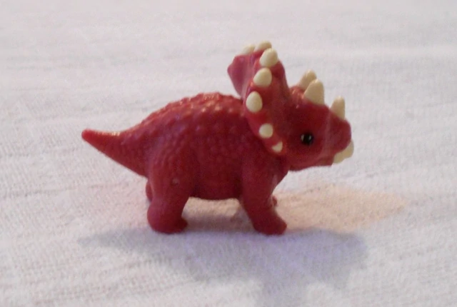 Dětská figurka - Triceratops Kinder Natoons VC099 - 5 cm
