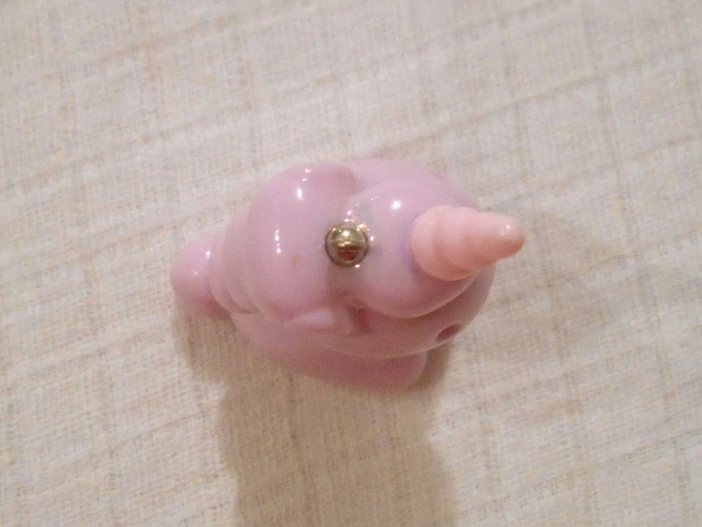 Přívěšek Růžový jednorožec porcelánový s kovovým očkem 6 cm - používaný