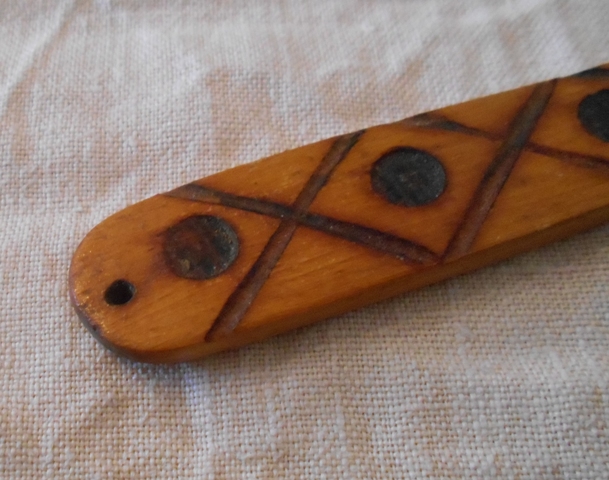 Dřevěná lžíce zdobená lidovými motivy - 24 cm