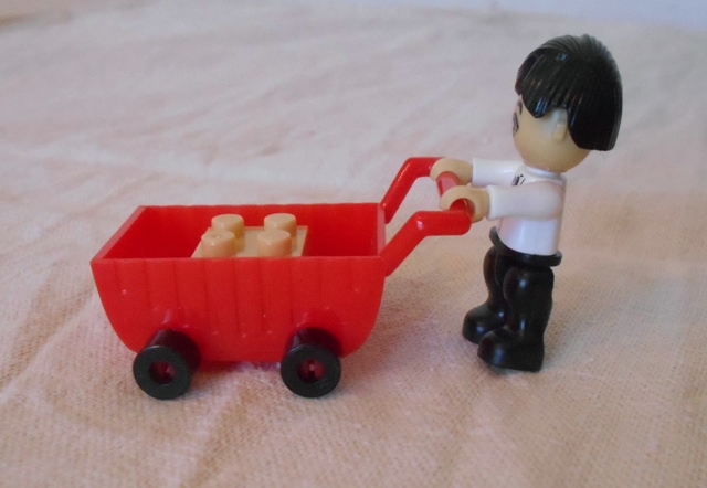 Dětská figurka - Lego - panáček s červeným vozíčkem - 4,5 cm