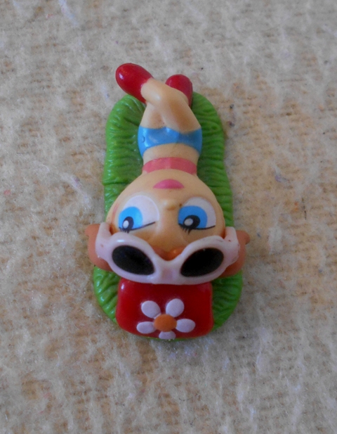 Dětská figurka - Dívka na paloučku - Kinder Surprise - 4,5 cm