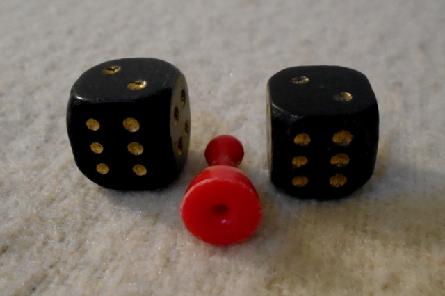 Hrací kostka černá dřevěná 2 kusy 15 mm a červená figurka 20 mm