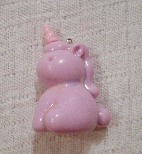 Přívěšek Růžový jednorožec porcelánový s kovovým očkem 6 cm - používaný