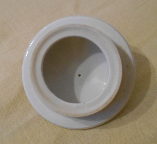 Víčko k hrníčku 8,5 x 4,8 cm neznačené bílé s květinovým zdobením
