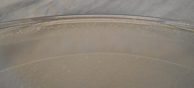 Talíř do mikrovlnné trouby - průměr 27,5 cm hnaný - POUŽITÝ