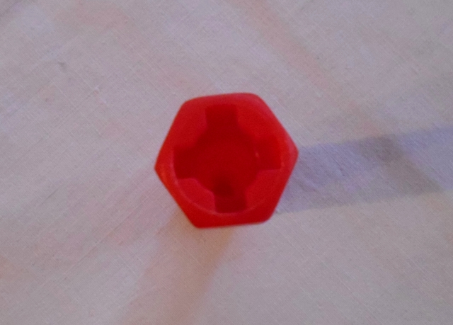Plastový šroub červený 5 x 1,4 cm - náhradní plastový díl ke stavebnici