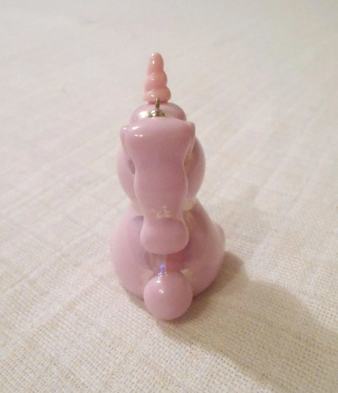 Přívěšek Růžový jednorožec porcelánový s kovovým očkem 6 cm - používaný
