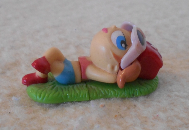 Dětská figurka - Dívka na paloučku - Kinder Surprise - 4,5 cm