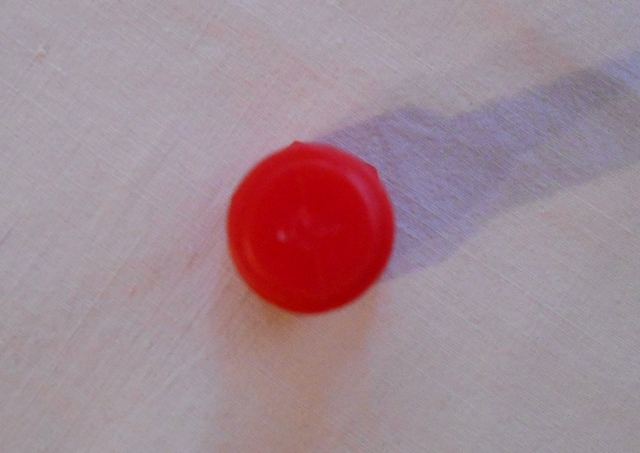 Plastový šroub červený 5 x 1,4 cm - náhradní plastový díl ke stavebnici