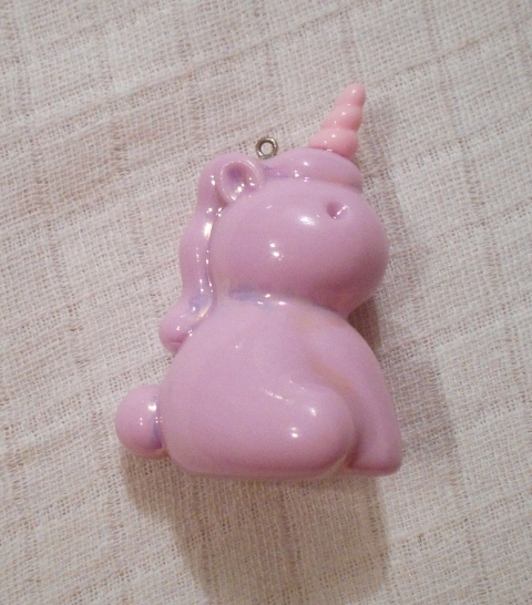 Přívěšek Růžový jednorožec porcelánový s kovovým očkem 6 cm - používaný