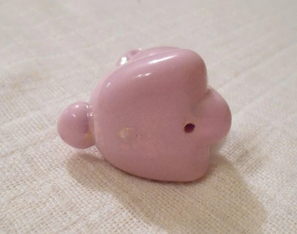 Přívěšek Růžový jednorožec porcelánový s kovovým očkem 6 cm - používaný