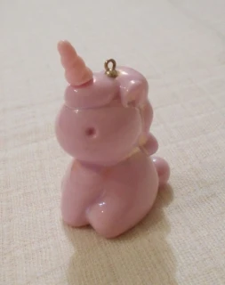 Přívěšek Růžový jednorožec porcelánový s kovovým očkem 6 cm - používaný